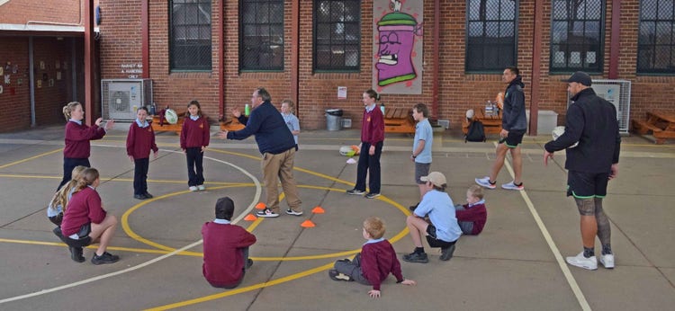 12 of 16 images: NRL Skills Session:View full sized image